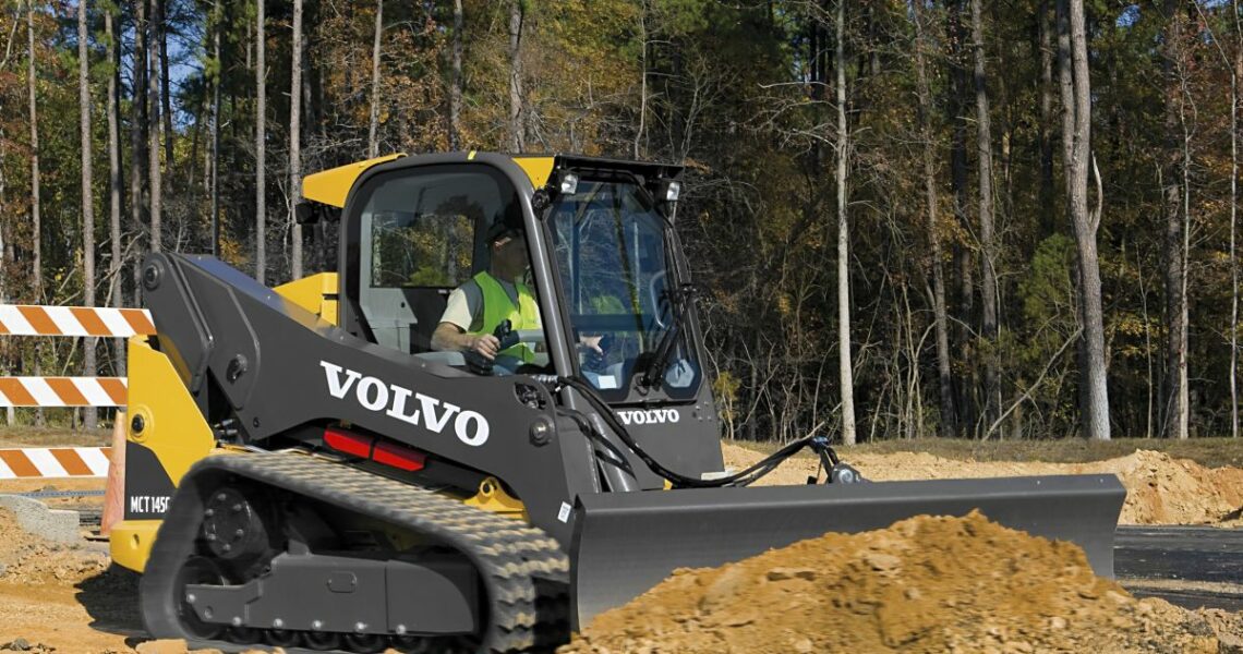 Volvo Raupenlader MCT145C mit Planierschild