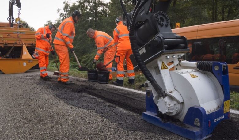 Straßenreparatur mit Bagger und Kemroc-Flächenfräse