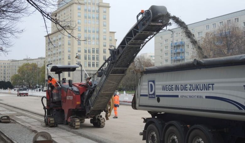 Kompaktfräse profiliert Betondecke mit 3D-Nivellierung