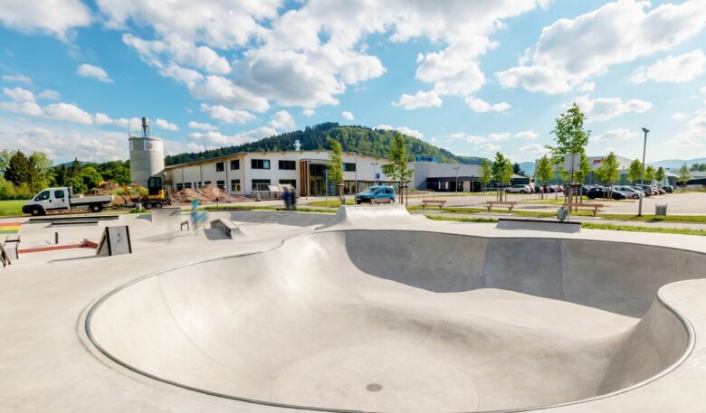 Bagger-Navi modelliert perfekte Skatepark-Konturen