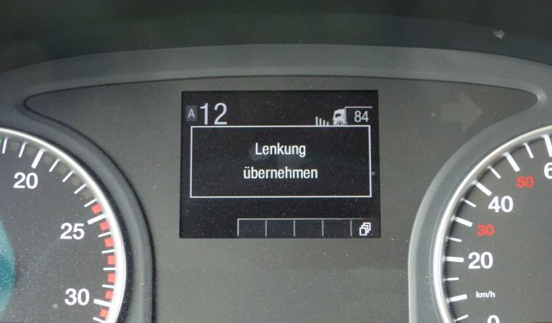 MAN Spur-Rückführungs-Assistent im Cockpit