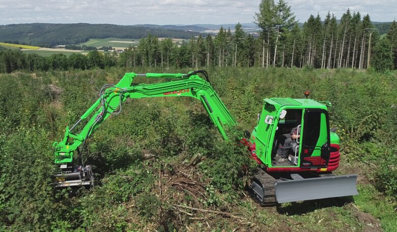 Takeuchi-Bagger mit hoher Literleistung für den Anbaumulcher