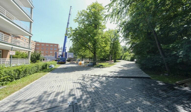 Kunststoffbaustraße bewährt sich am denkmalgeschützten Uniklinikum