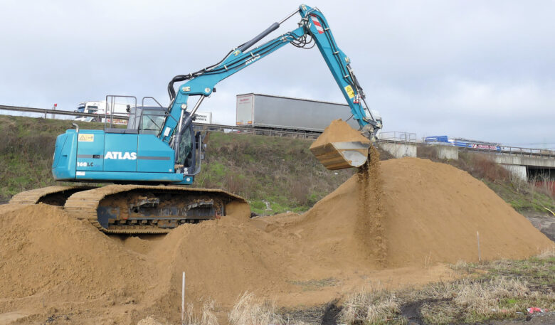 Atlas-Bagger für Einsätze auf wenig tragendem Untergrund umgerüstet