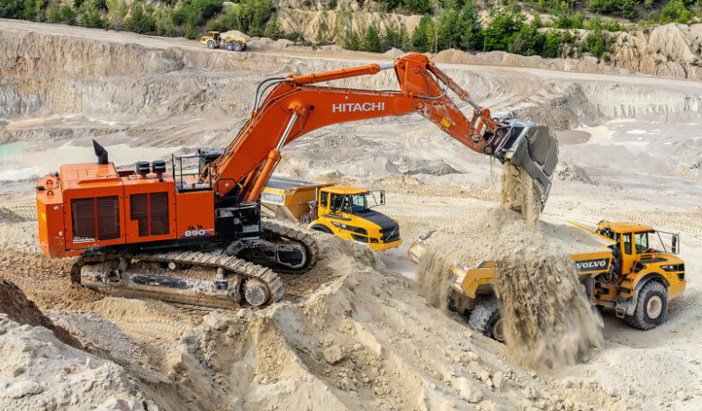 Hitachi-Bagger Zaxis 890LCH-6 und Radlader ZW370-6