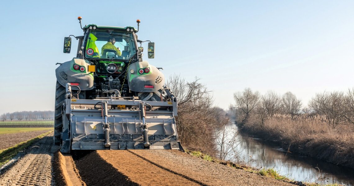 FAE Multifunktionsfräse MTM/HP an Deutz-Traktor beim Radwegebau in Italien