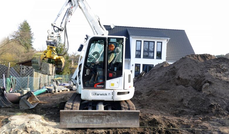 Takeuchi TB 257 FR meistert diffizile Galabau-Arbeiten