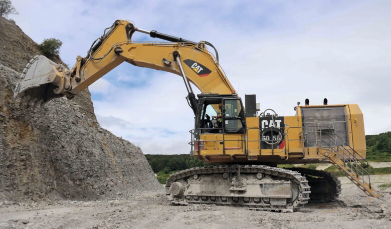 140-t-Cat-Bagger ersetzt Sprengungen im Steinbruch