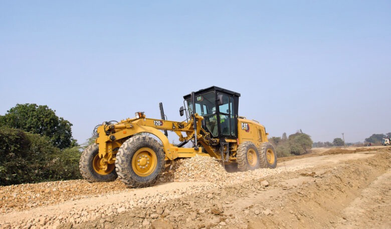 Cat-Motorgrader 120 GC praxisgerecht ausgerüstet