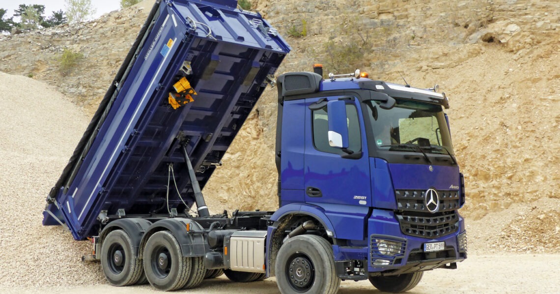 Kippen mit dem Mercedes Arocs 2651