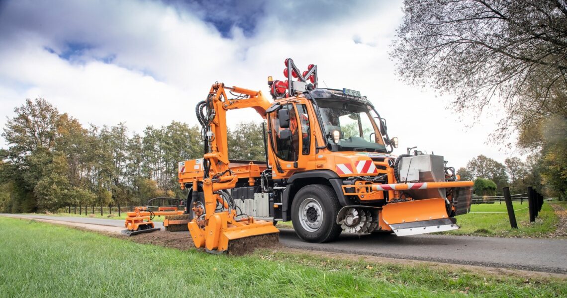 Daimler Unimog bei der Grünpflege