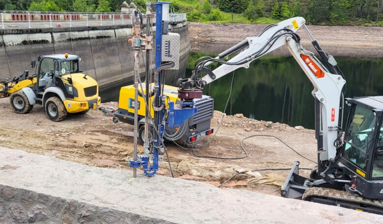 Ein Rototop am Cat 302 CR Next Generation unterstützt beim Bau von Biketrails