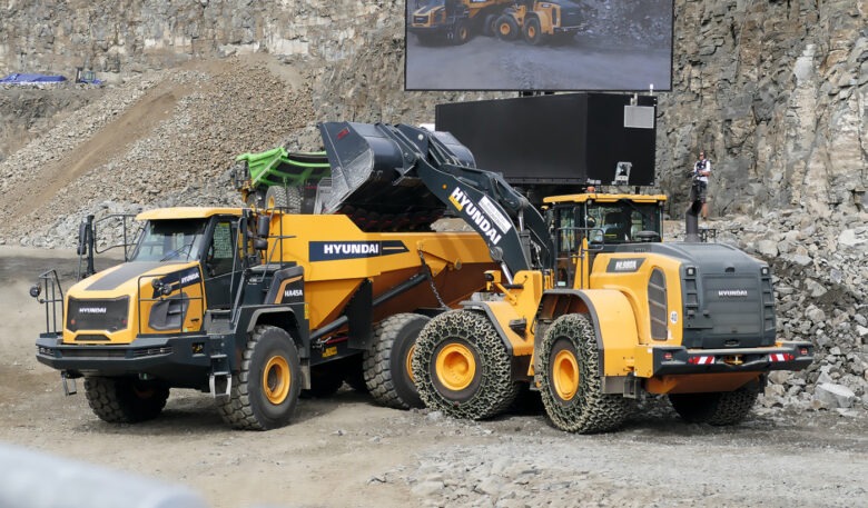 Hyundai HA45A Dumper wird von Hyundai HL 980A Radlader beladen