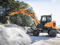 Develon-Mobilbagger DX100W-7 für Arbeiten im städtischen Umfeld