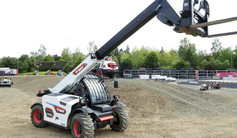 Testrunden mit Radlader L 95 und Bagger E 60 bei Bobcat in Dobris