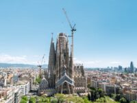 Liebherr-Verstellauslegerkrane vollenden Basilika-Bau