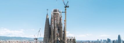 Liebherr-Verstellauslegerkrane vollenden Basilika-Bau