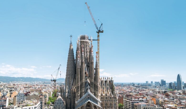 Liebherr-Verstellauslegerkrane vollenden Basilika-Bau