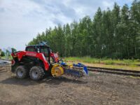 Kettenlader verlegt bei laufendem Bahnbetrieb