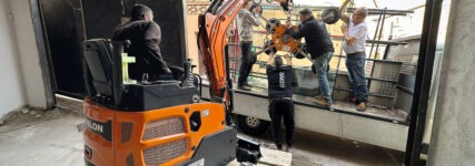 Develon DX20Z-7 mit Vakuum-Glassauger installiert Fenster