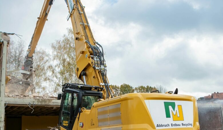 Cat-Bagger mit UHD-Ausleger erweitert Rückbaugeschäft