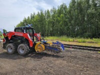 Kettenlader verlegt bei laufendem Bahbetrieb