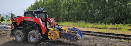 Kettenlader verlegt bei laufendem Bahbetrieb