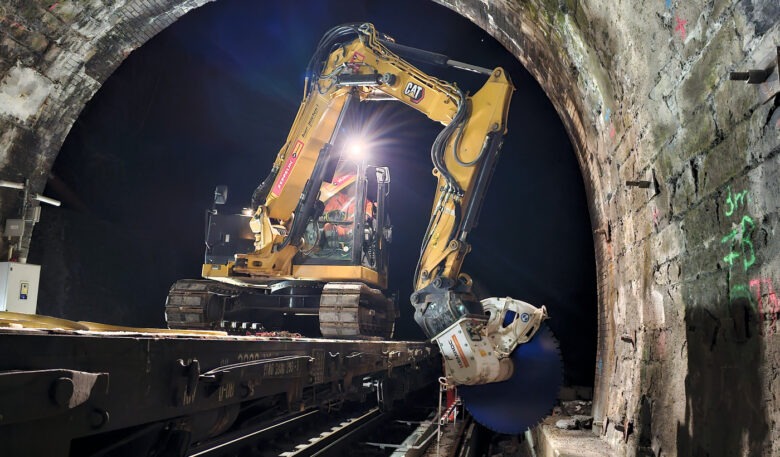 Schneller Rückbau mit Minibagger und Kemroc-Diamantsäge