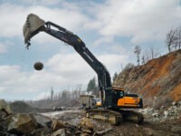 Hyundai-Bagger HX520AL im harten Vulkangestein