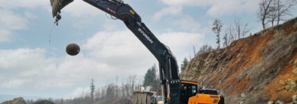 Hyundai-Bagger HX520AL im harten Vulkangestein