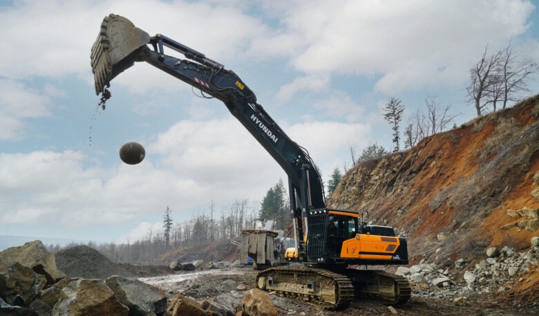 Hyundai-Bagger HX520AL im harten Vulkangestein