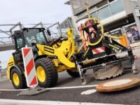 Schachtabdeckungen mit Cat-Radlader und Fräse im Rekordtempo erneuert