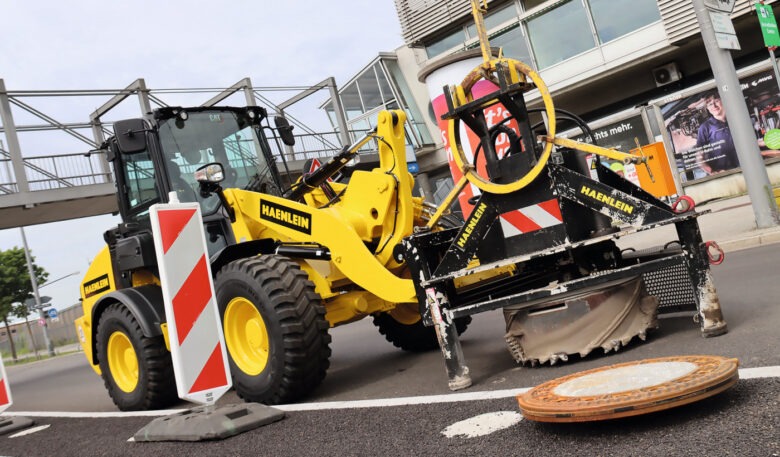 Schachtabdeckungen mit Cat-Radlader und Fräse im Rekordtempo erneuert