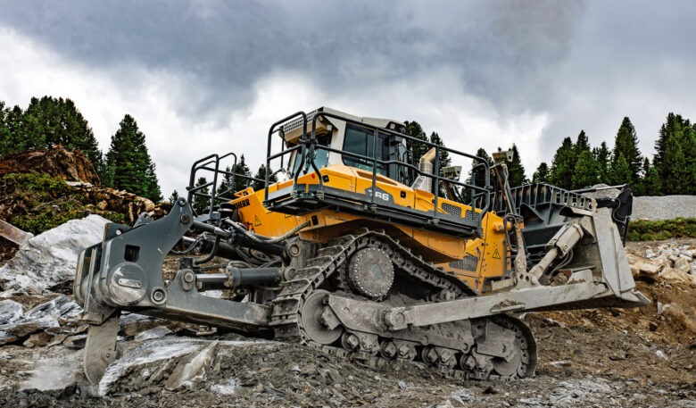 Liebherr-Planierraupe im Einsatz für den Skitourismus